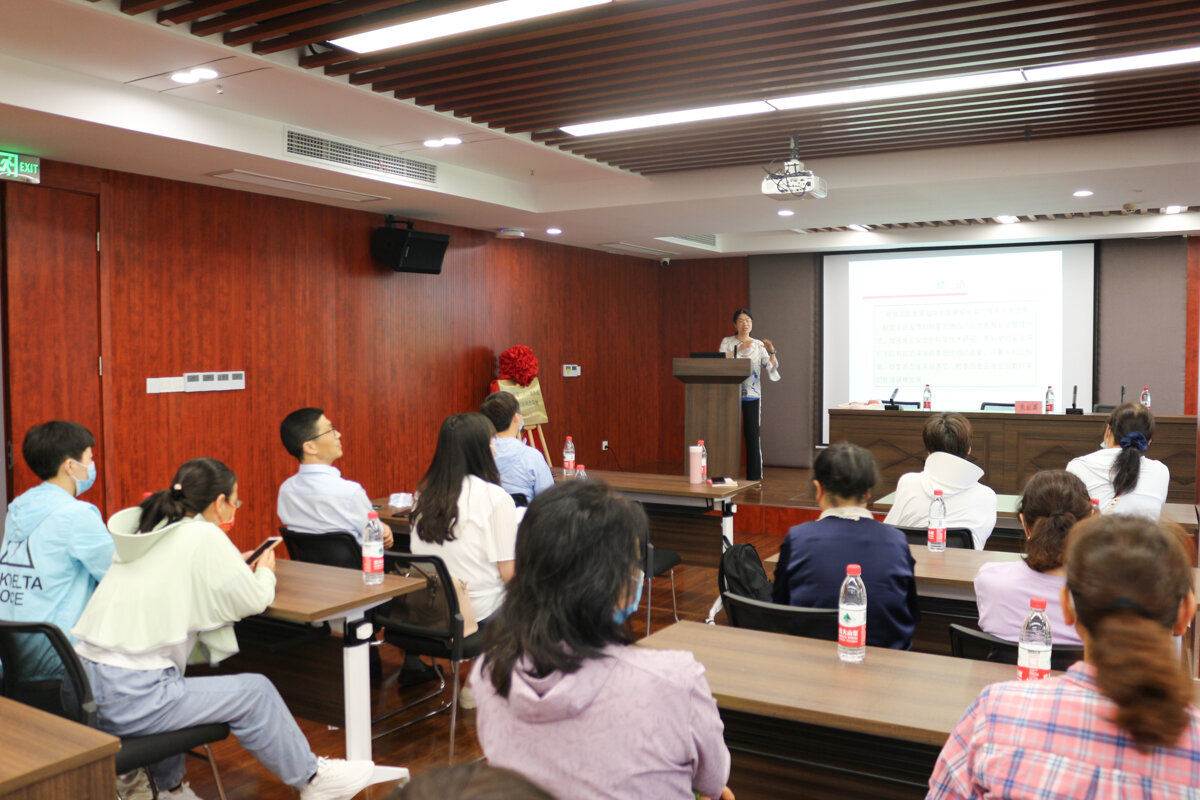 bwin朱丽英老师为社区居民做科普讲座.jpg